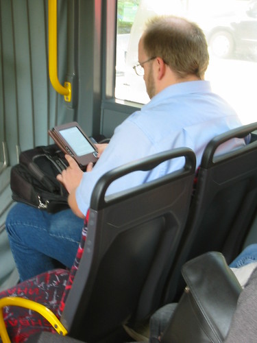 Mann im 4er Metrobus mit E-Book-Reader by admit