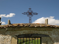Báscones de Ojeda (Palencia). Restos románicos del cementerio