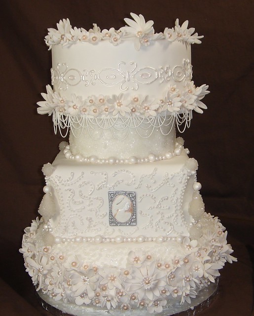 Cameos flowers and pearls wedding cake 001