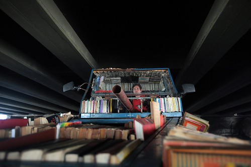 Installazione, carro armato con libri