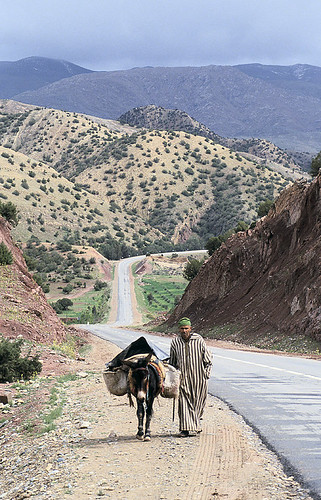 Transporting goods. Morocco. Photo: Ãƒâ€šÃ‚Â© Curt Carnemark / World Bank