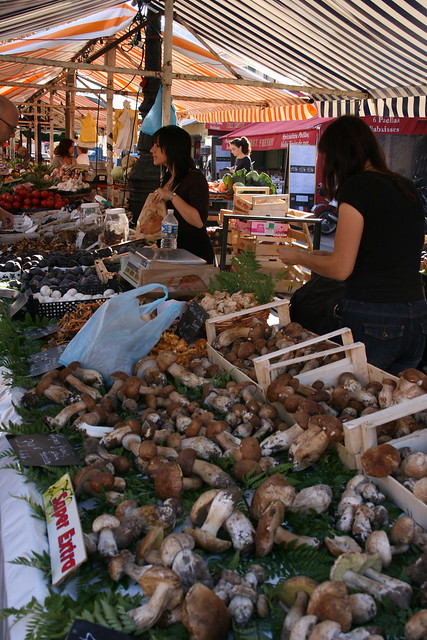 Lady selling mushroom