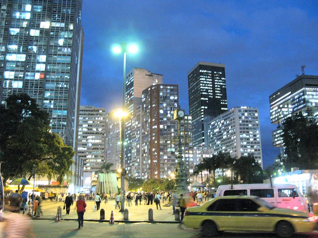 Centro da Cidade do Rio de Janeiro Downtown Largo da Carioca de noite anoitecer