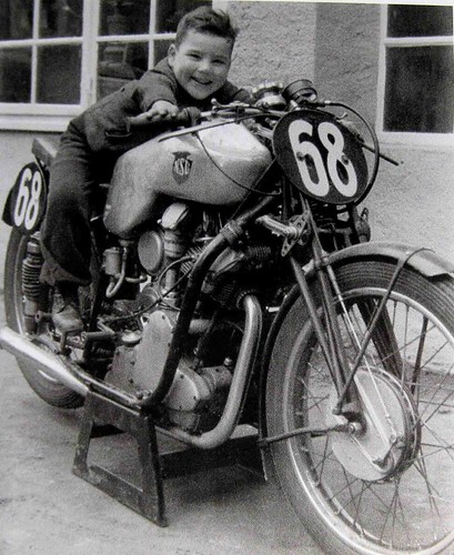 Heinz Hertz ca 1954 - he still has the bike by the vintagent