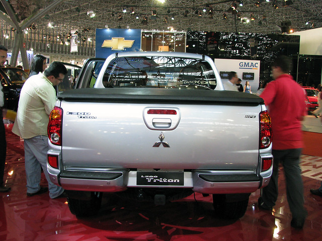 Mitsubishi L200 Triton em exposi o no Aiembi no Sal o do Autom vel de S o