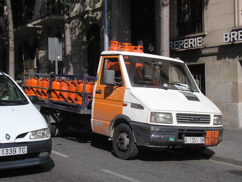 Furgó Iveco de repartiment de butà al carrer Balmes de Barcelona