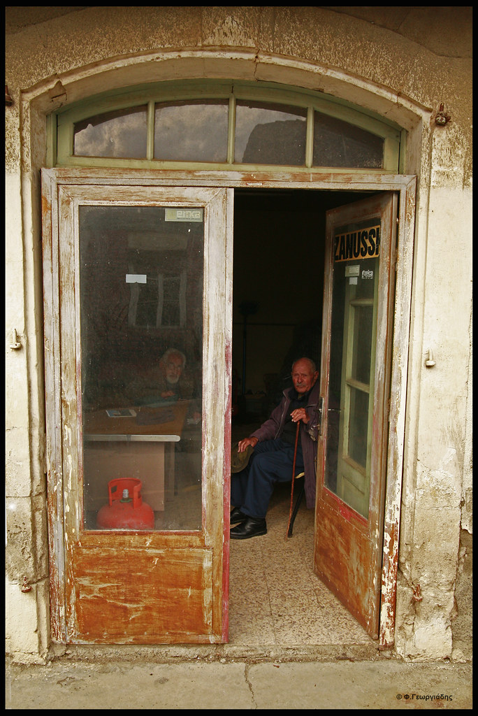 Ευρύχου Γέροντας / Old man in old store