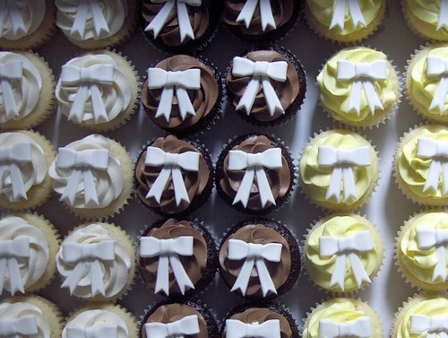 wedding cupcakes white bow