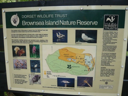 白浪島的所有權雖然是屬於英國國民信託，但國民信託組織仍依其島內資源特色的不同，而進行分區管理，例如在潟湖區就委託野生物信託組織管理維護。