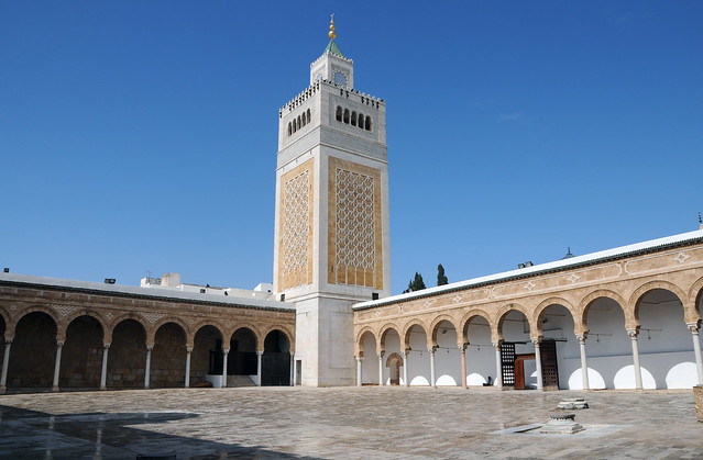 Minaret et le patio de la mosquée Ezzitouna au centre de la médina de Tunis