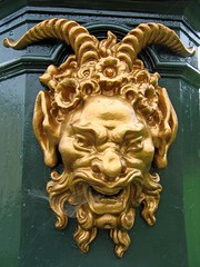 Sarcus statue devil face