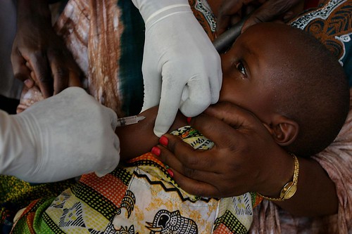 接受麻疹疫苗的男孩。（圖：hdptcar）