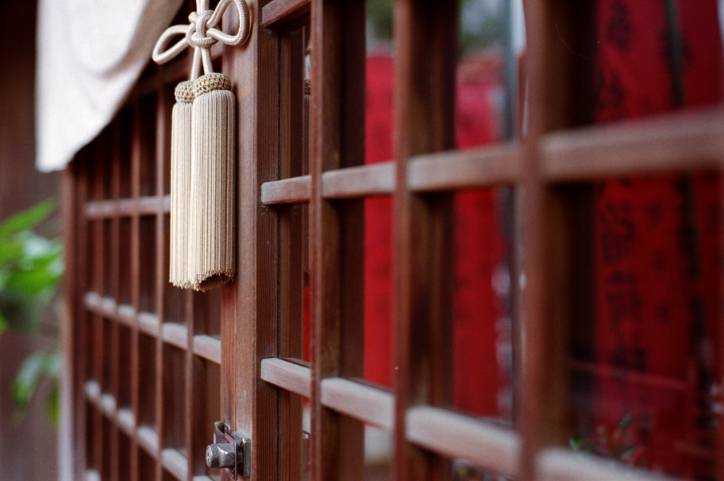 洲崎神社のガラスに反射している赤い旗