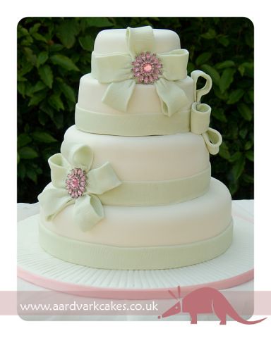 Bridal Brooches on Sparkly Brooch Wedding Cake   Flickr   Photo Sharing