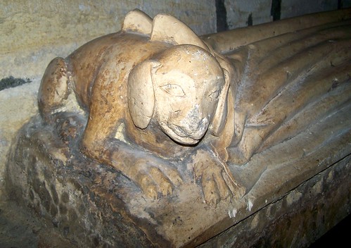 Средневековые надгробия. Собаки.