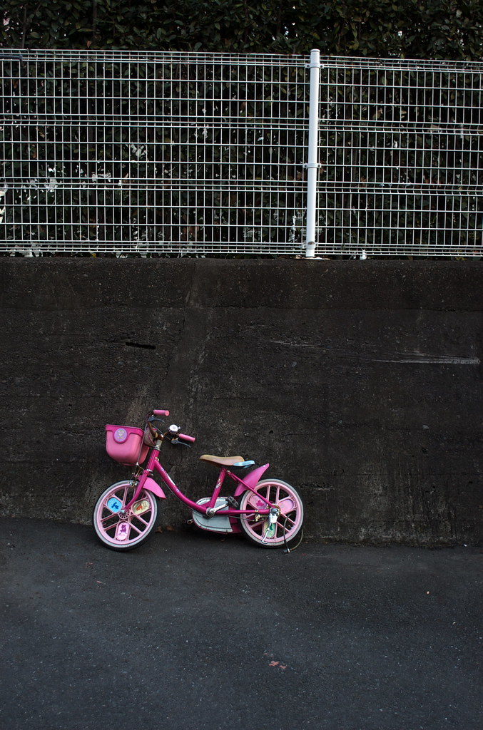 ピンクの子供自転車