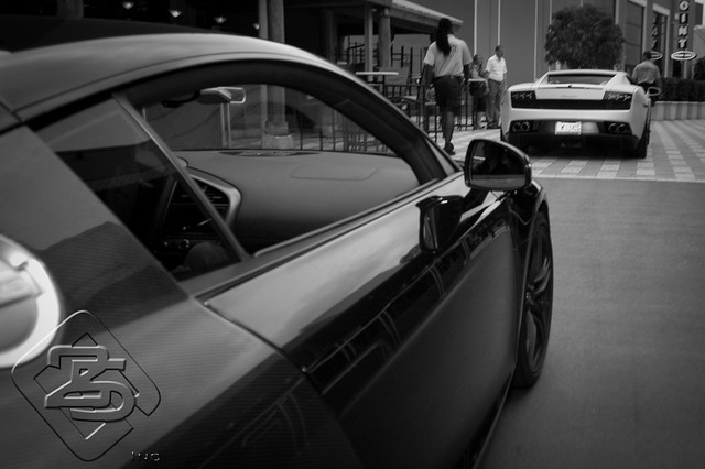 Matte White Lamborghini with Black R8 1