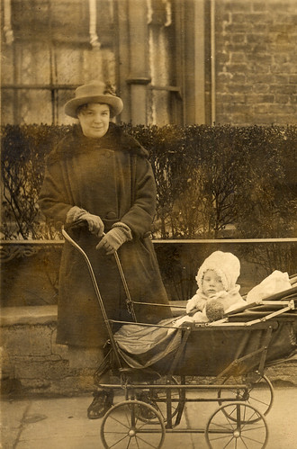 Mother and child in about 1918