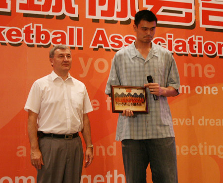 August 25th, 2008 - Yao Ming gives a goodbye gift to the men's Chinese Olympic coach Jonas Kazlauskas