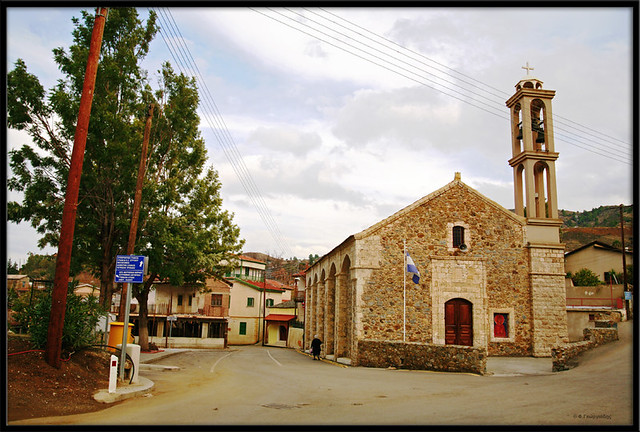 Evrychou village square and church / Πλατεία και Εκκλησία χωριού Ευρύχου