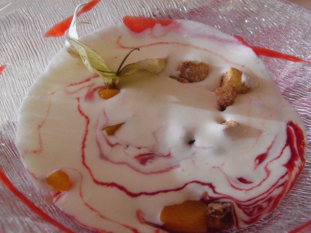 Sopa de Yogur con Costrones de Hojaldre, Melocotón y Moras