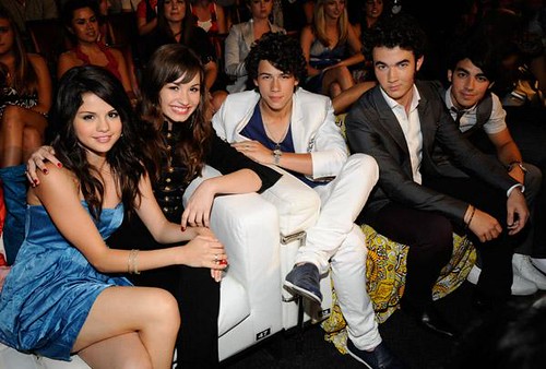 Selena Gomez Demi Lovato Nick Jonas Kevin Jonas Joe Jonas on TCA 08