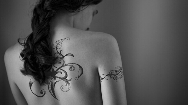 tatooed girl - mIt einem Tattoo ...