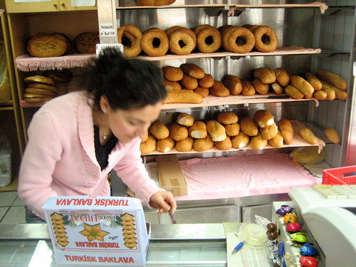 Praca w piekarni, aby pomóc rodzinie - Tricia Wang Fotografia z Flickera na licencji Creative Commons