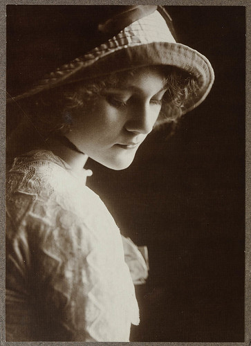 Louise Carbasse ca. 1913 / photographed by Rudolph Buchner