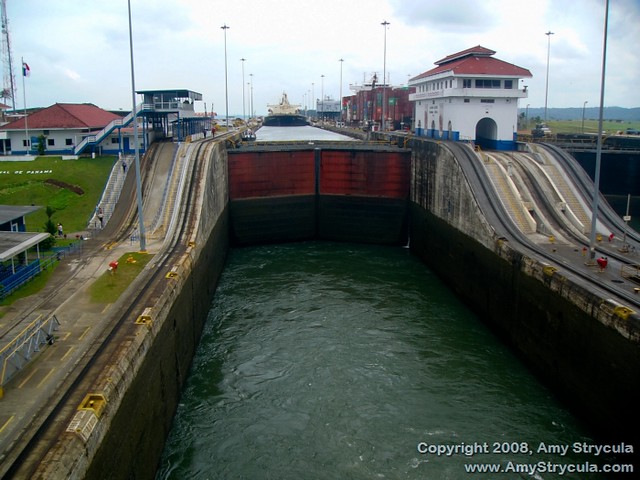 Can Cruise Ships Go Through The Panama Canal