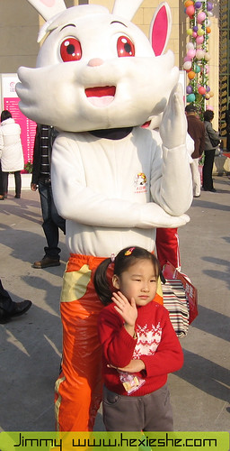 上海糖果文化节大白兔奶糖与萝莉