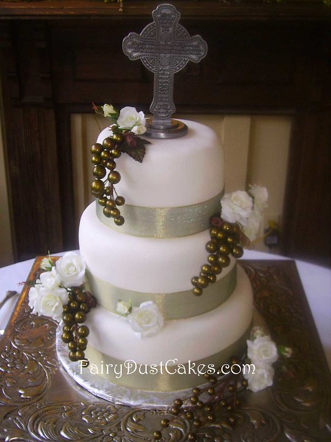 Celtic cross wedding cake The Celitic wedding cake upclose