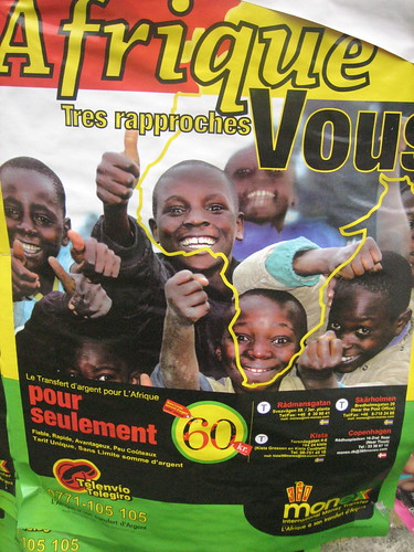 ملصق في رينكبي يعلن عن توافر خدمة نقل الأموال دولياً إلى أفريقيا