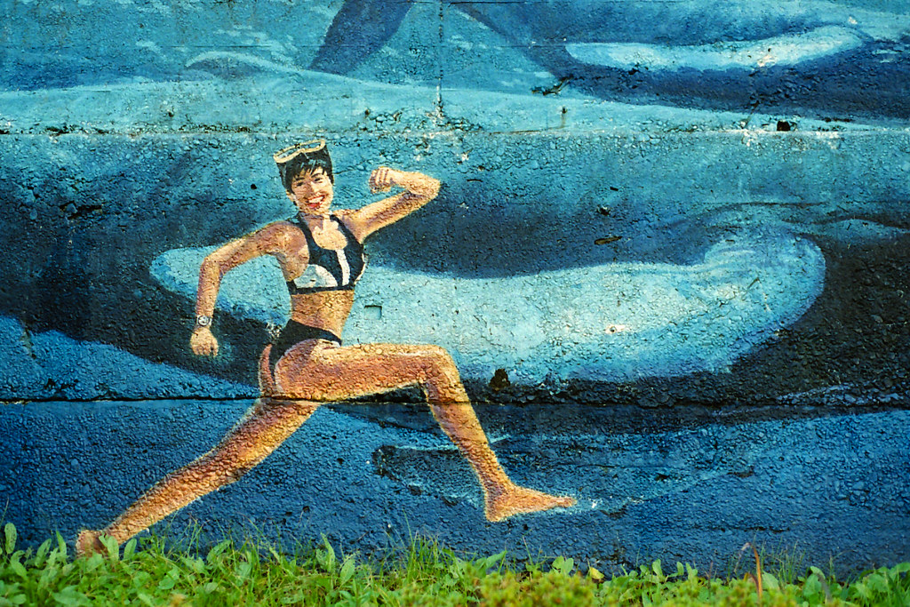 水着で走る女の壁画