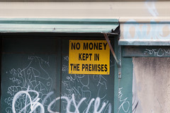 sign: no money kept on the premises