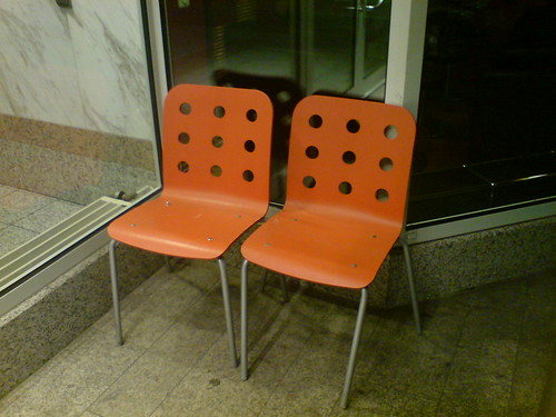 Zwei rote Stühle vor einem Eingang eines Bürogebäudes im Grüneburgweg als Mini Hangout. Januar 2009