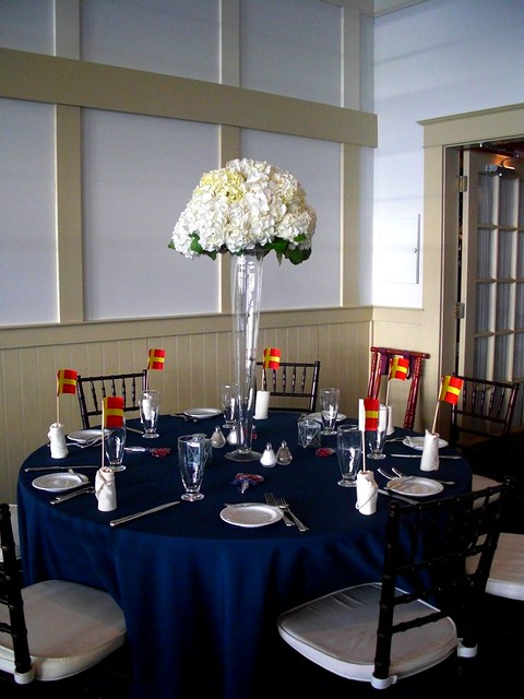 A navy and white wedding table at the Chesapeake Bay Beach Club