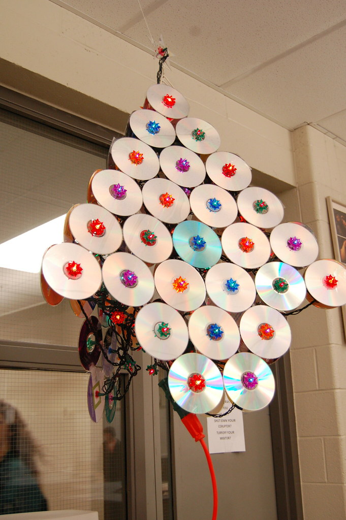Árvore de Natal com CDs reciclados na decoração ecológica – Matéria  Incógnita
