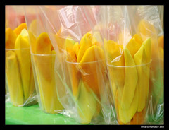 mango slices in plastic cups