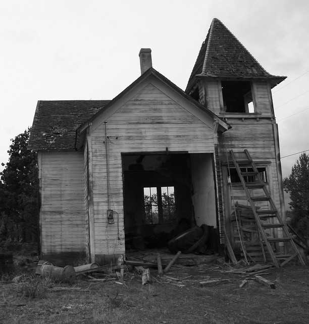 abandoned school house in Wapinita, Oregon