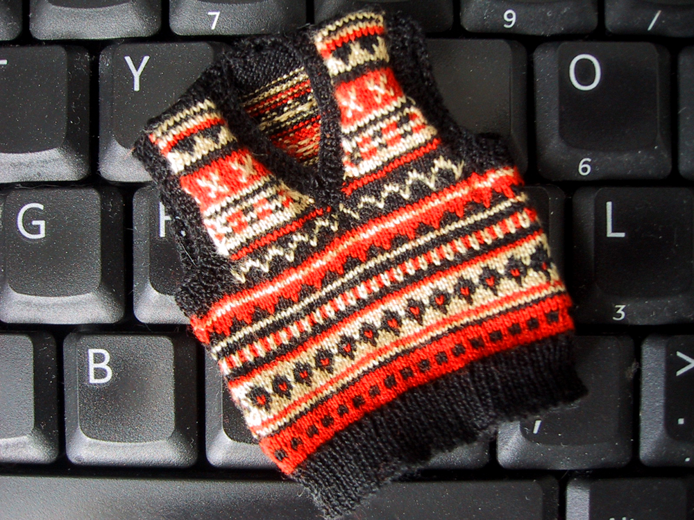Miniature knitted vest 2