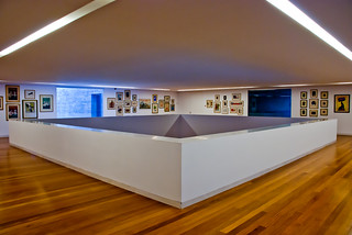 preisgekrönte Museums-Architektur: Saal in casa das Mudas Calheta