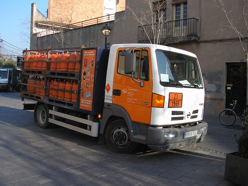 camió Nissan Atleon repartint butà a Sant Cugat del Vallés