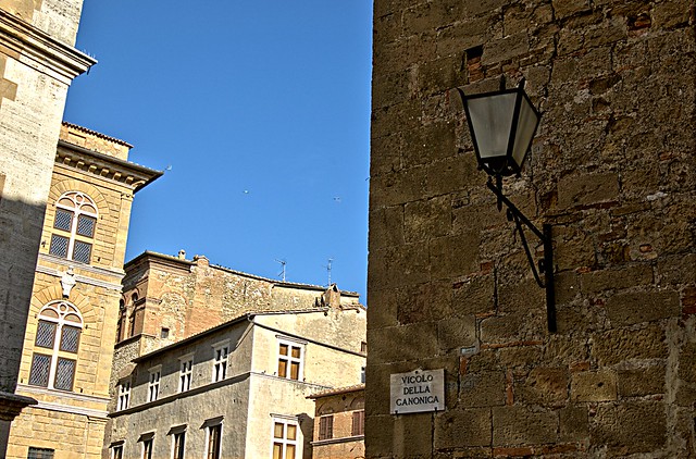 Peeking from Pienza alleys