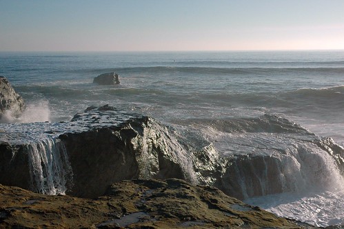 North rocks pour water from previous wave, pipeline, Pacific Coast, Santa Cruz, California, USA by Wonderlane