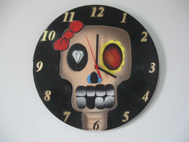 reloj hecho con dise o de una calavera mexicana del dia de los muertos