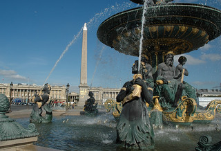 2008.10.09.059 Paris - place de la Concorde - fontaine de la navigation maritime  (1840) et l'Obélisque 