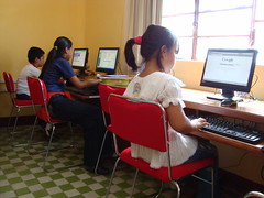 kids using public library computers
