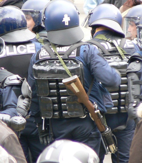 Policiers équipés et armés