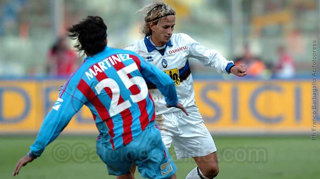  Thomas Manfredini, con la maglia dell'Atalanta, contrastato dal Malaka Martinez
